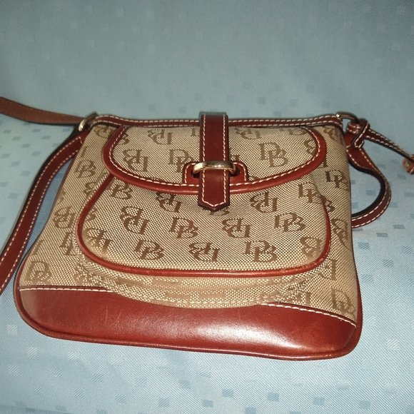 Dooney and Bourke signature letter carrier bag. - Picture 5 of 9